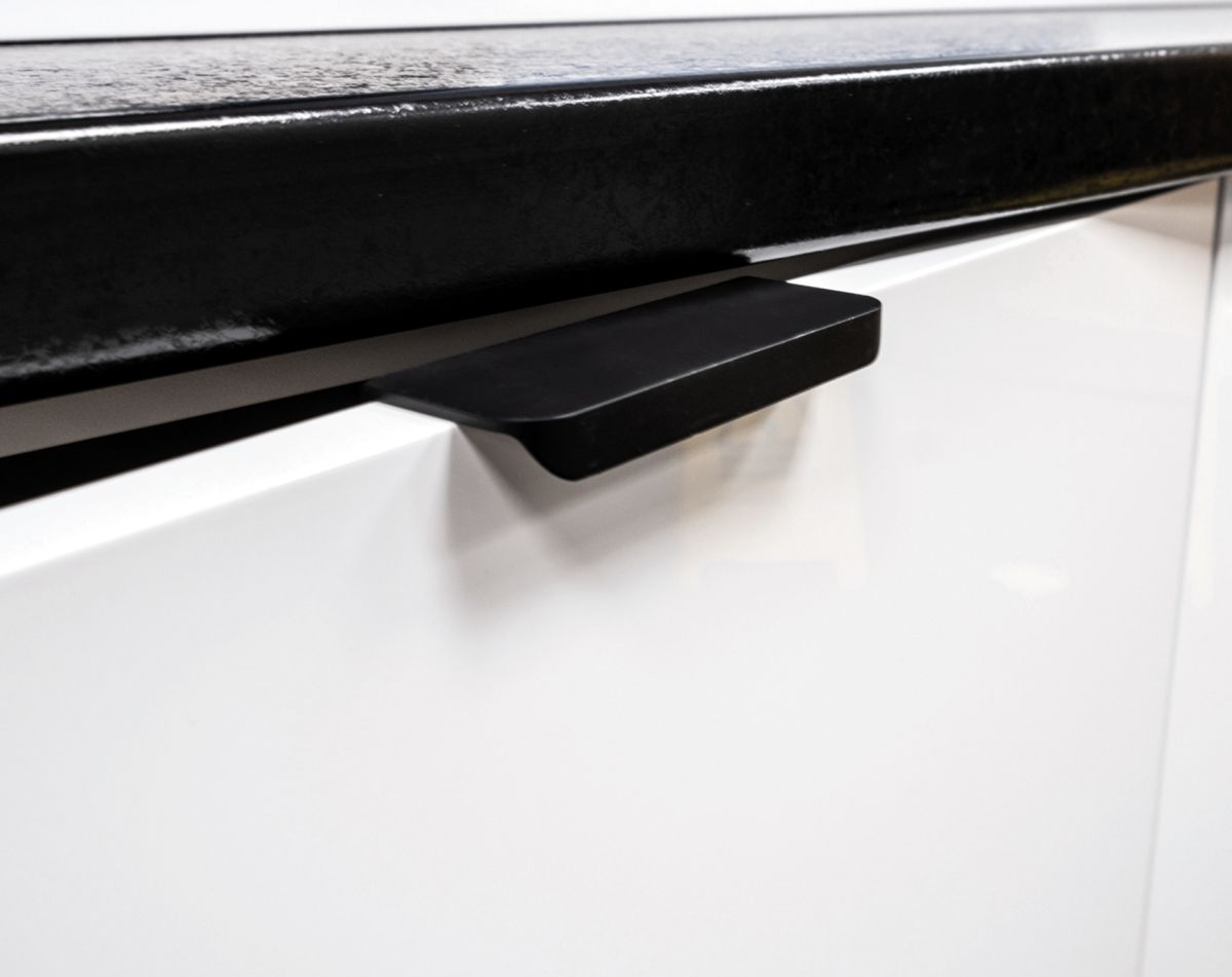 LIP 100MM MATT BLACK HANDLE